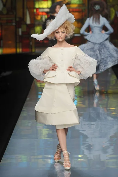 Look 10